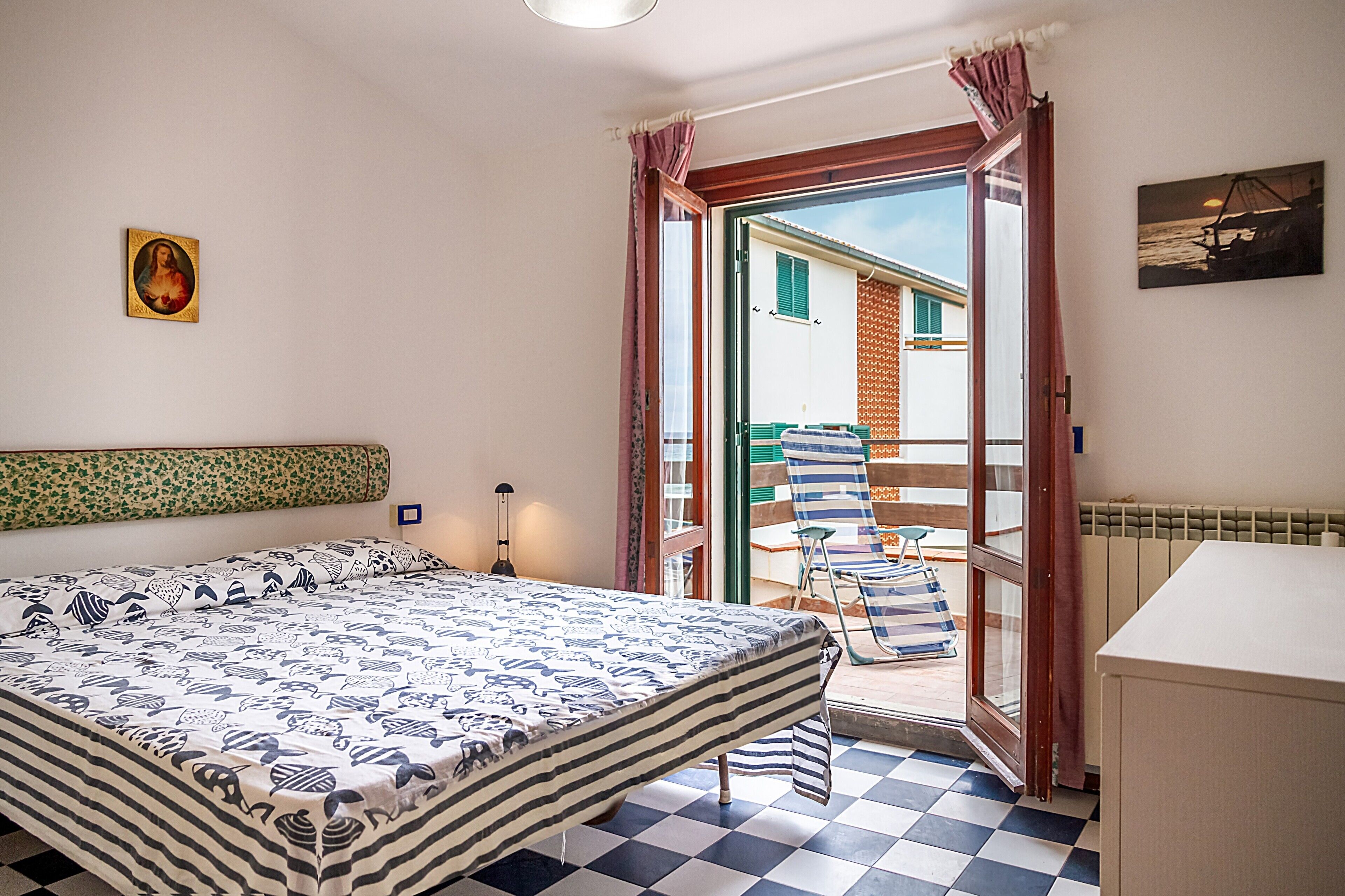 2 bedrooms, iron/ironing board, bed sheets