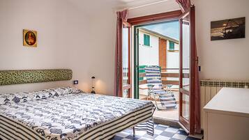 2 bedrooms, iron/ironing board, bed sheets