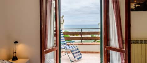 2 slaapkamers, een strijkplank/strijkijzer, beddengoed