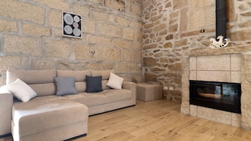 Een televisie en een open haard