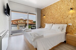 5 bedrooms, iron/ironing board, free WiFi, bed sheets