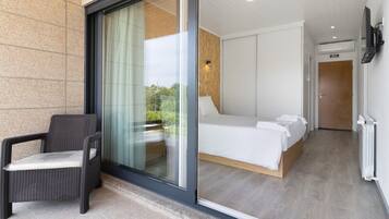 5 bedrooms, iron/ironing board, free WiFi, bed sheets