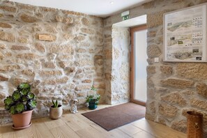 Interior - Holiday Bedroom 'Quarto Duplo Terreio' with Mountain View, Wi-Fi and Air Conditioning (Lama de Ouriço)