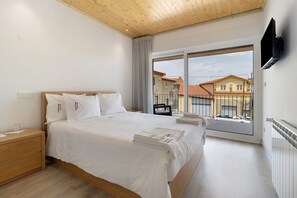 1 bedroom, free WiFi, bed sheets - Holiday Bedroom 'Quarto Duplo Canhoteiros' with Mountain View, Wi-Fi and Air Conditioning (Lama de Ouriço)