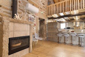 Interior - Holiday Bedroom 'Quarto Duplo Canhoteiros' with Mountain View, Wi-Fi and Air Conditioning (Lama de Ouriço)