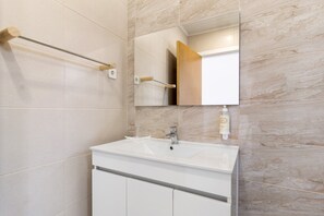 Suihku, hiustenkuivaaja, pyyhkeet