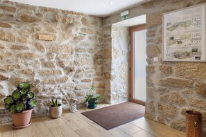 Interior - Holiday Bedroom 'Suite Espaçosa Quadrupla Talefe' with Mountain View, Wi-Fi and Air Conditioning (Lama de Ouriço)