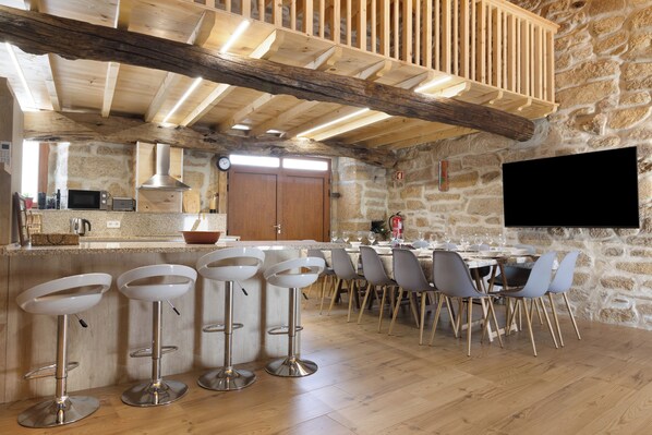 Dining - Holiday Bedroom 'Suite Espaçosa Quadrupla Talefe' with Mountain View, Wi-Fi and Air Conditioning (Lama de Ouriço)