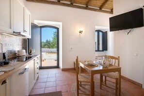 Fridge, microwave, stovetop, dishwasher - Apartment 'Monte Gerações 1' with Shared Pool, Wi-Fi and Air Conditioning (Almancil)