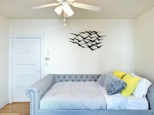 4 habitaciones, tabla de planchar con plancha, wifi y ropa de cama 