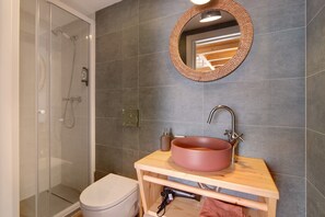 Chuveiro, secador de cabelo, toalhas de banho 