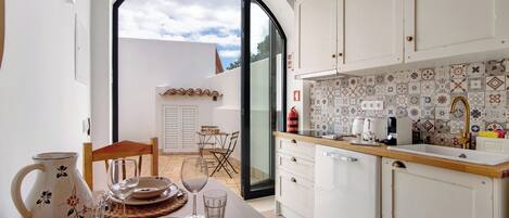 Een koelkast, een kookplaat, een vaatwasser