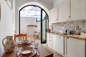 Kjøleskap, kokeplater, oppvaskmaskin og kaffetrakter/tekoker