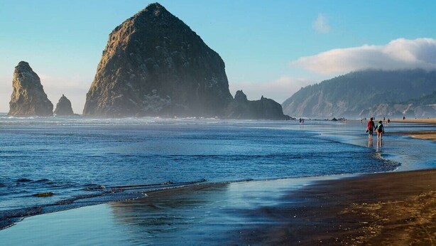 A beach with large rock formations and a clear sky. - Lovely Condo close to town with Forest View (Longview)