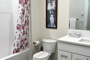 Shower, hair dryer, towels - Spacious home and lower level condo with outside entrance. (Longview)