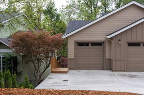 Exterior - Spacious home and lower level condo with outside entrance. (Longview)