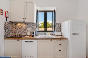 Fridge, microwave, stovetop, dishwasher - Apartment 'Monte Gerações 2' with Shared Pool, Wi-Fi and Air Conditioning (Almancil)