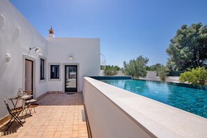 Een verwarmd zwembad