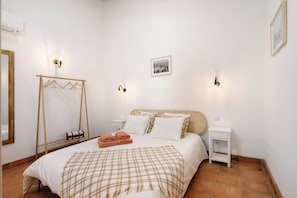 1 dormitori, planxa i posts de planxar, wifi gratuïta i roba de llit