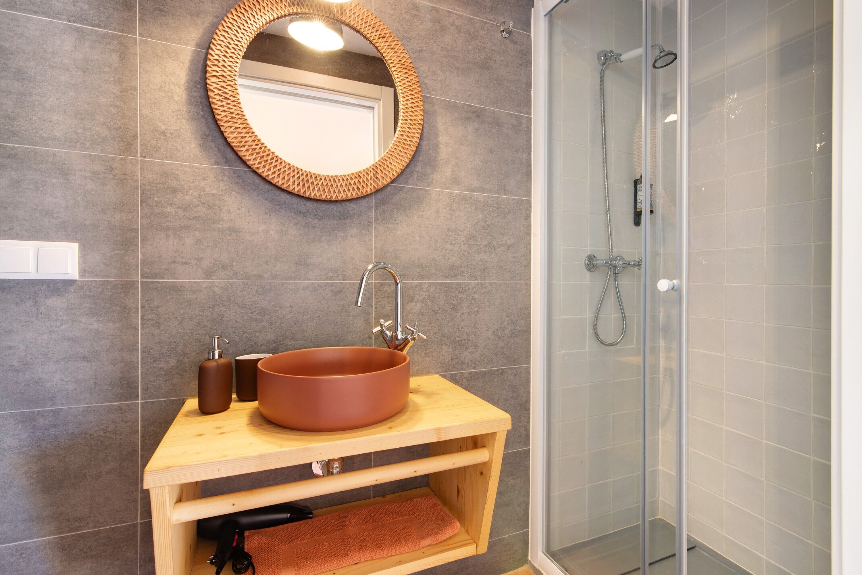 Een douche, een haardroger, handdoeken
