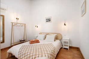 1 slaapkamer, een strijkplank/strijkijzer, gratis wifi, beddengoed