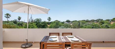 屋外ダイニングエリア