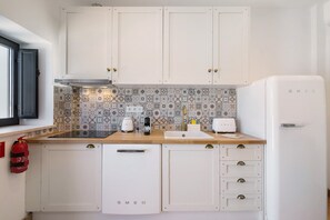 ثلاجة، ميكروويف، موقد طهي مسطح، غسالة أطباق