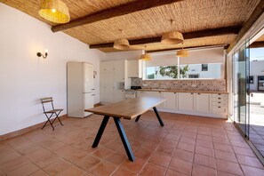 ثلاجة، ميكروويف، موقد طهي مسطح، غسالة أطباق