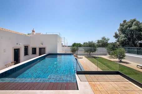 A heated pool. Apartment 'Monte Gerações 4' with Shared Pool, Wi-Fi and Air Conditioning