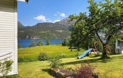 Cozy home in Austefjorden with WiFi