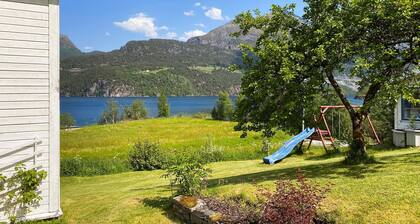 Cozy home in Austefjorden with WiFi