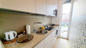 Réfrigérateur, micro-ondes, plaque de cuisson, cafetière/bouilloire