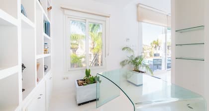 Villa 'Lux' avec vue sur la mer, Wi-Fi et climatisation