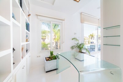 Villa 'Lux' with Sea Views, Wi-Fi and Air Conditioning