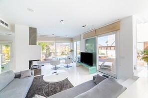 TV, fireplace - Villa 'Lux' with Sea Views, Wi-Fi and Air Conditioning (Níjar)