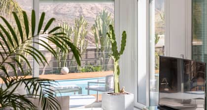 Villa 'Lux' with Sea Views, Wi-Fi and Air Conditioning