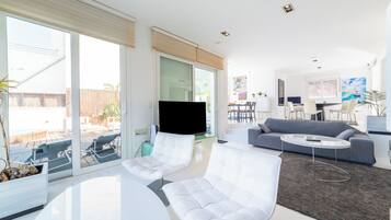 Una televisión, una chimenea