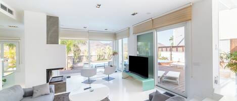 Una televisión, una chimenea