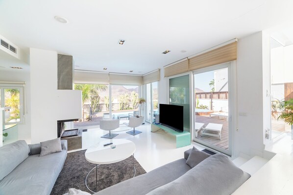 TV, fireplace - Villa 'Lux' with Sea Views, Wi-Fi and Air Conditioning (Níjar)