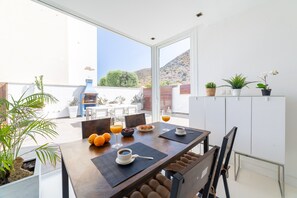 تناول الطعام بالخارج