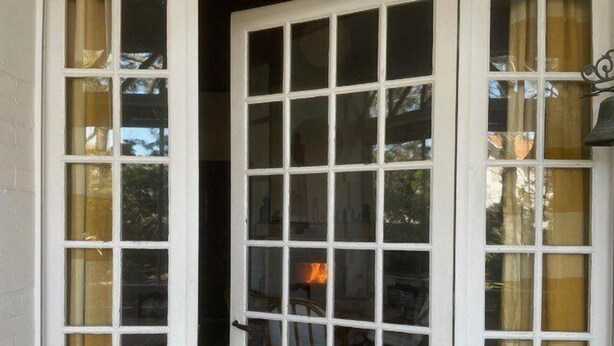 A traditional white-framed window with multiple panes and a visible door. - 164Gourbets - Belle villa des années 20 pour 14 personnes à Biscarrosse Plage (BISCARROSSE)