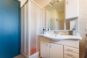 Douche, sèche-cheveux, serviettes fournies