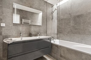 Shower, hair dryer, towels