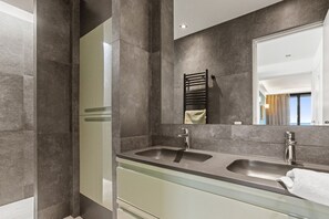 Dusj, hårføner og håndklær