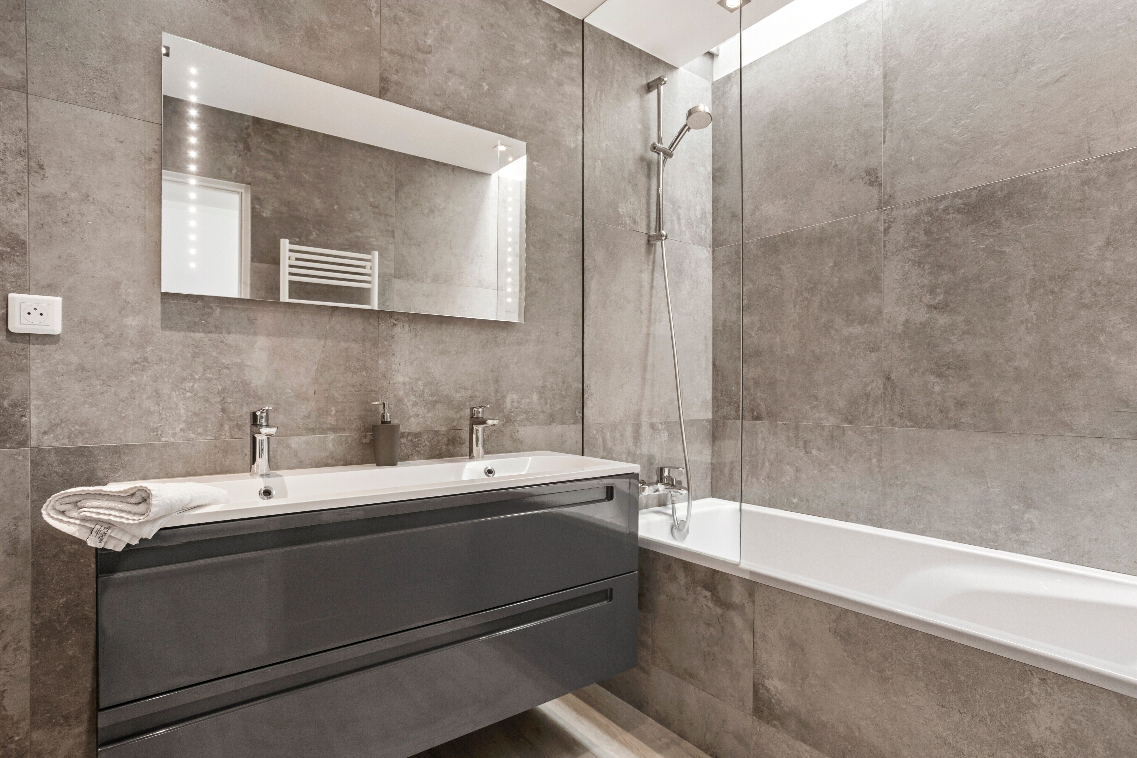 Shower, hair dryer, towels