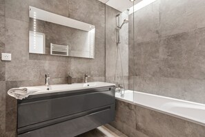 Dusche, Haartrockner, Handtücher