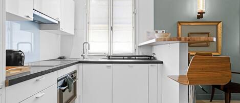 Frigorifero, microonde, forno, piano cottura