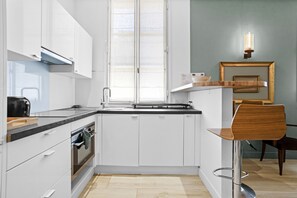 Kjøleskap, mikrobølgeovn, ovn og kokeplater