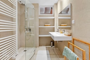 Shower, hair dryer, towels - Holiday Home 'Chalet' with Sea View, Wi-Fi and Air Conditioning (Fréjus)