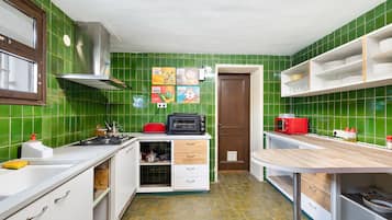 Fridge, microwave, oven, coffee/tea maker